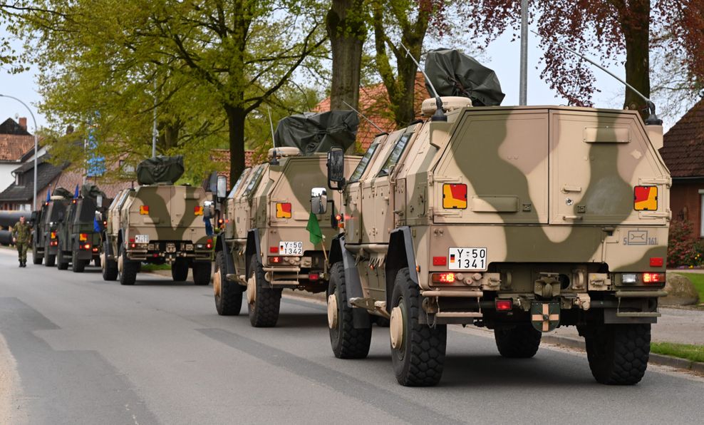 Einsatzfahrzeuge der Bundeswehr treffen ein, um die Suche fortzusetzen.