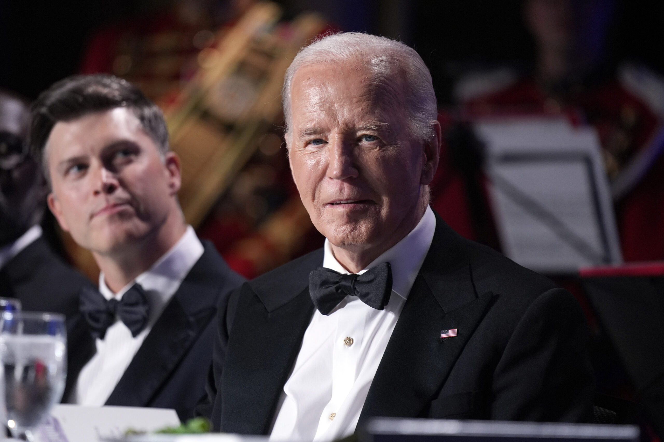 US-Präsident Joe Biden sitzt mit Gastgeber Colin Jost (l.), beim White House Correspondents' Association Dinner im Washington Hilton.