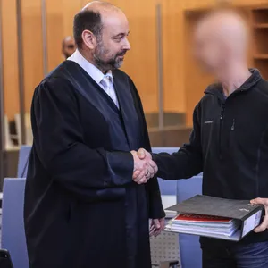 Der Angeklagte (r) und sein Anwalt im Düsseldorfer Oberlandesgericht.