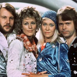 Vier Bandmitglieder gucken in die Kamera