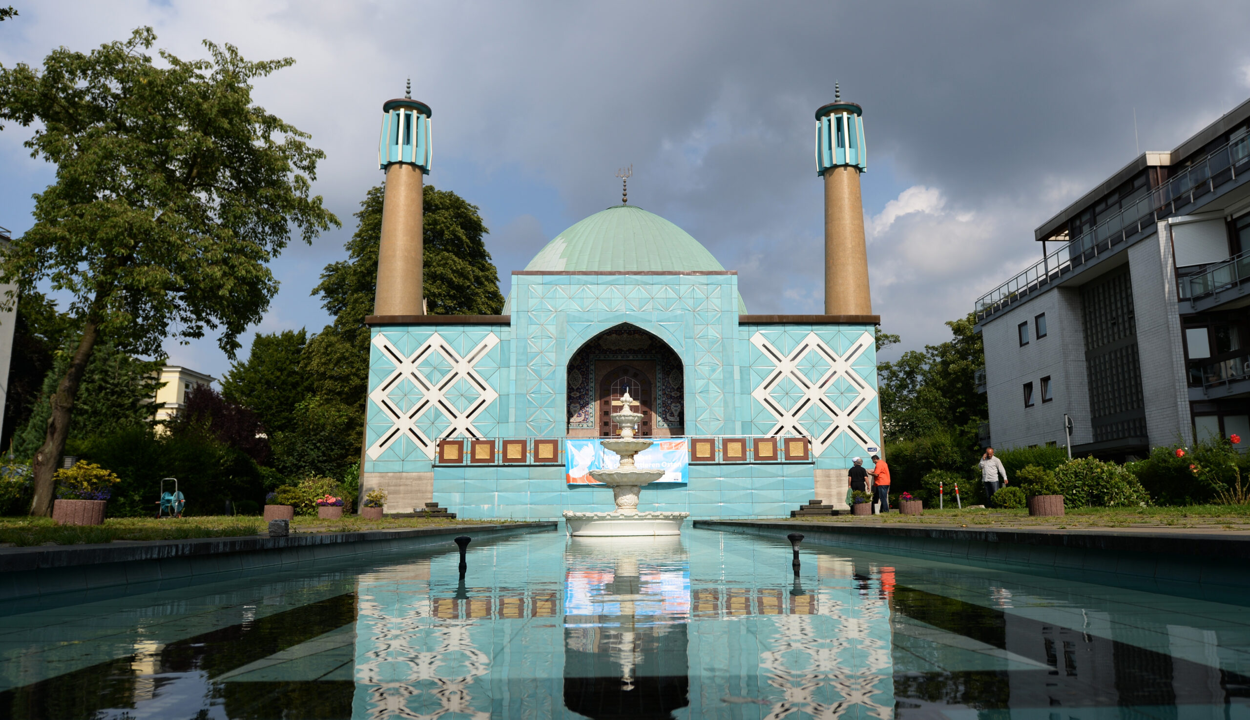 Die sogenannte „Blaue Moschee“ (eigentlich Imam-Ali-Moschee), beschlagnahmter ehemaliger Sitz des verbotenen Islamischen Zentrums Hamburg (IZH).