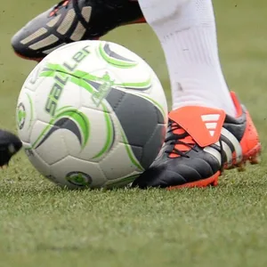 Zwei Fußballer kämpfen um den Ball