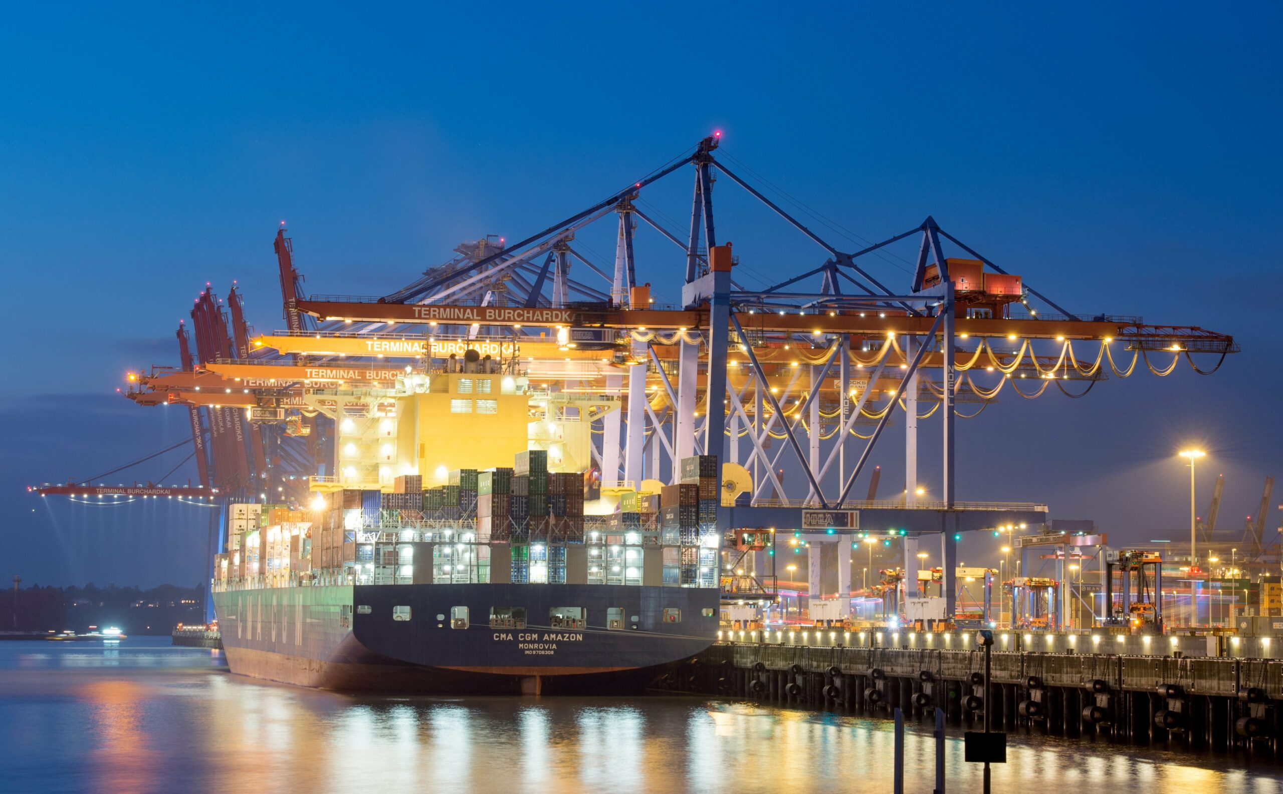 Ein Containerschiff im Hamburger Hafen (Symbolbild)