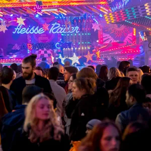 Besucher drängen sich über das Frühlingsfest in Hannover (Niedersachsen).
