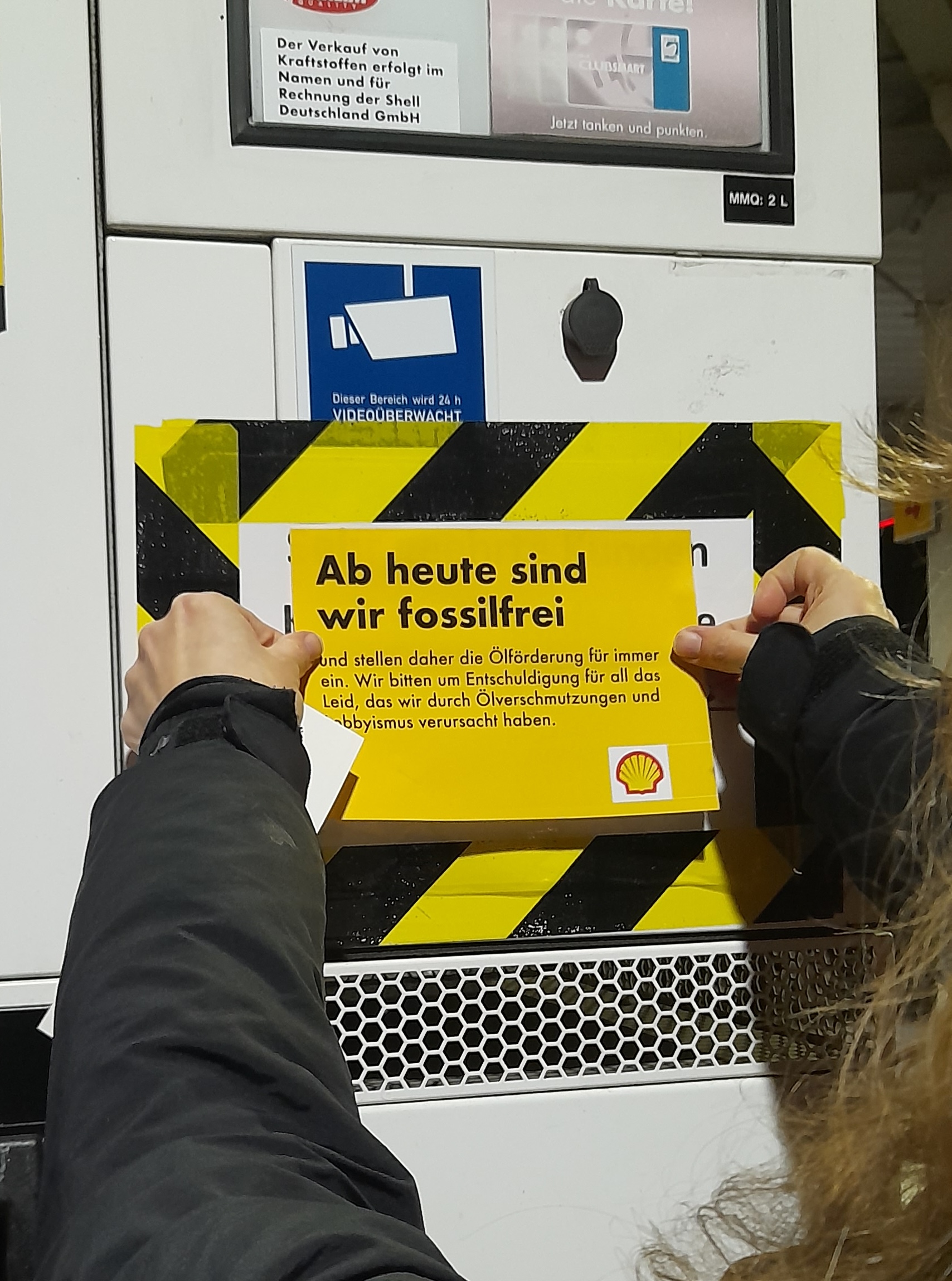 „Ab heute sind wir fossilfrei“, steht auf einem Sticker, den die Klima-Aktivisten an Tankstellen in Hamburg angebracht haben.