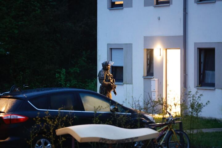 Ein SEK-Beamter vor einem Wohnhaus in Billstedt.
