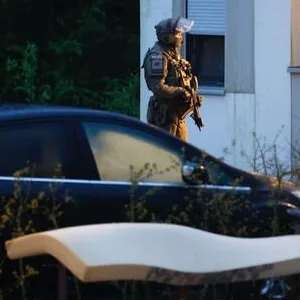 Ein SEK-Beamter vor einem Wohnhaus in Billstedt.