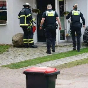 Einsatzkräfte vor dem Haus in Jenfeld.
