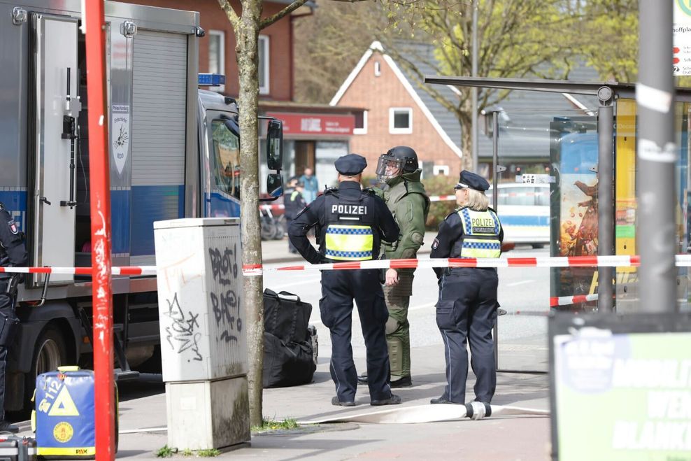 Ein Entschärfer der Polizei im Einsatz an der Postbank.