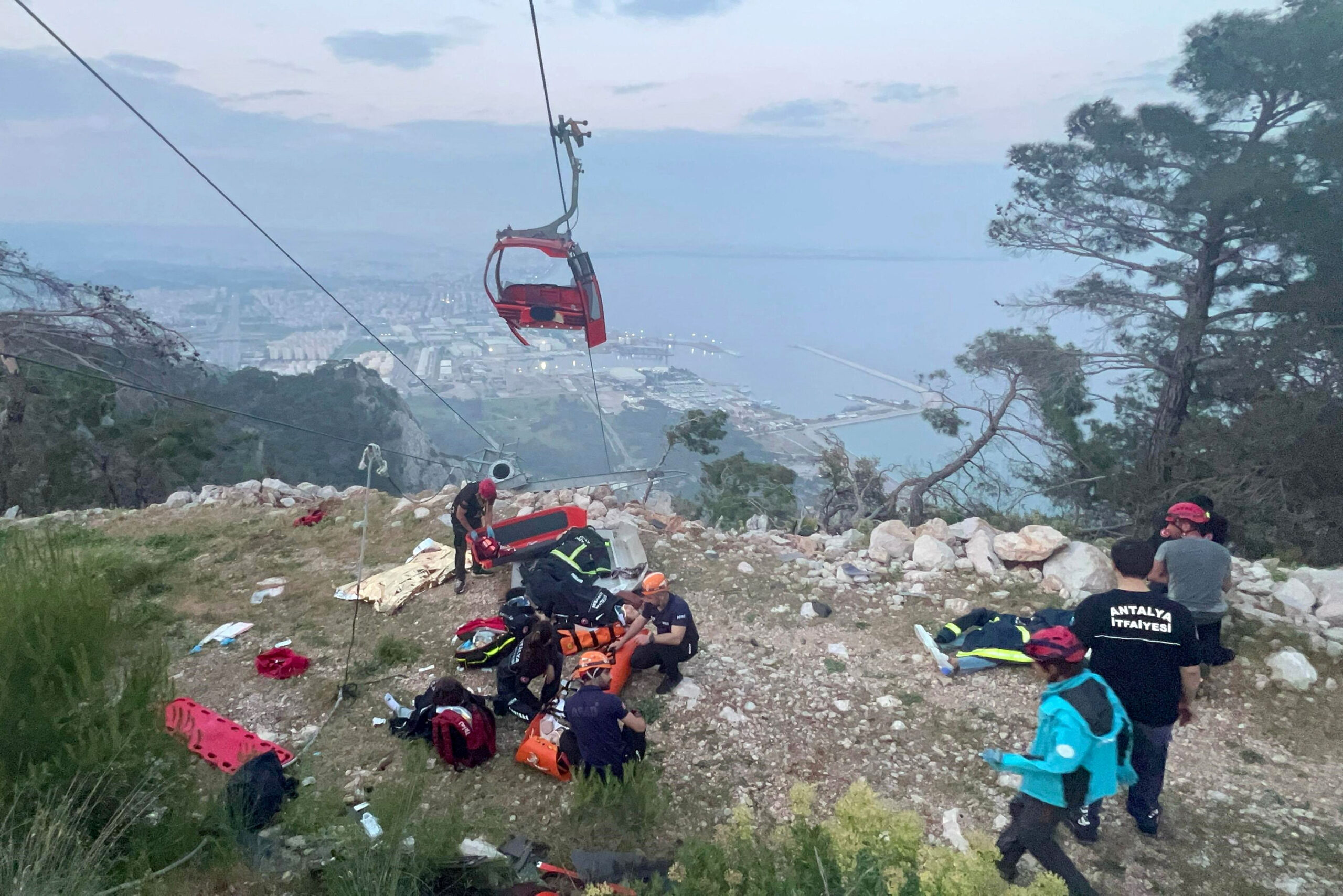 Retter kümmern sich um die Verletzten in Antalya