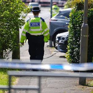 London: Polizeikräfte befinden sich im Einsatz am Tatort, nachdem gemeldet wurde, dass an einer U-Bahn-Station mehrere Personen niedergestochen wurden.