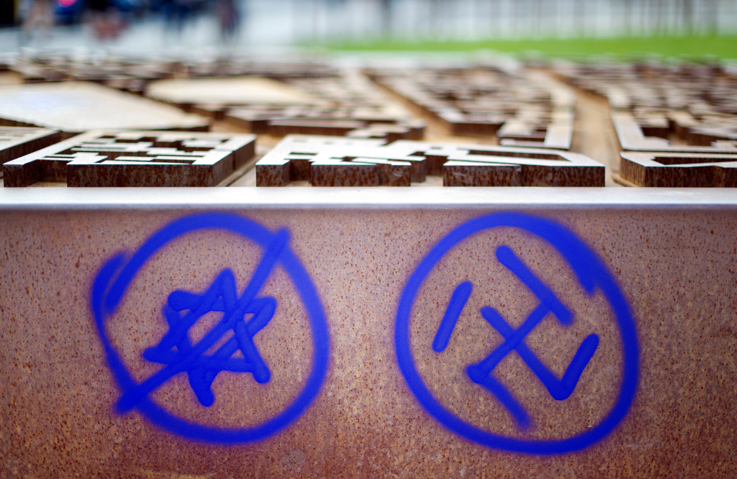 Berlin: Ein Hakenkreuz und ein durchgestrichener Davidstern sind an einer Gedenkstätte zu sehen.