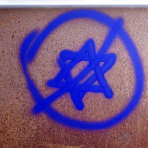 Berlin: Ein Hakenkreuz und ein durchgestrichener Davidstern sind an einer Gedenkstätte zu sehen.