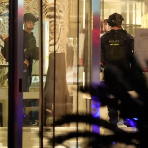 Polizisten stehen Wache im Westfield-Einkaufszentrum, in dem mehrere Menschen niedergestochen wurden.
