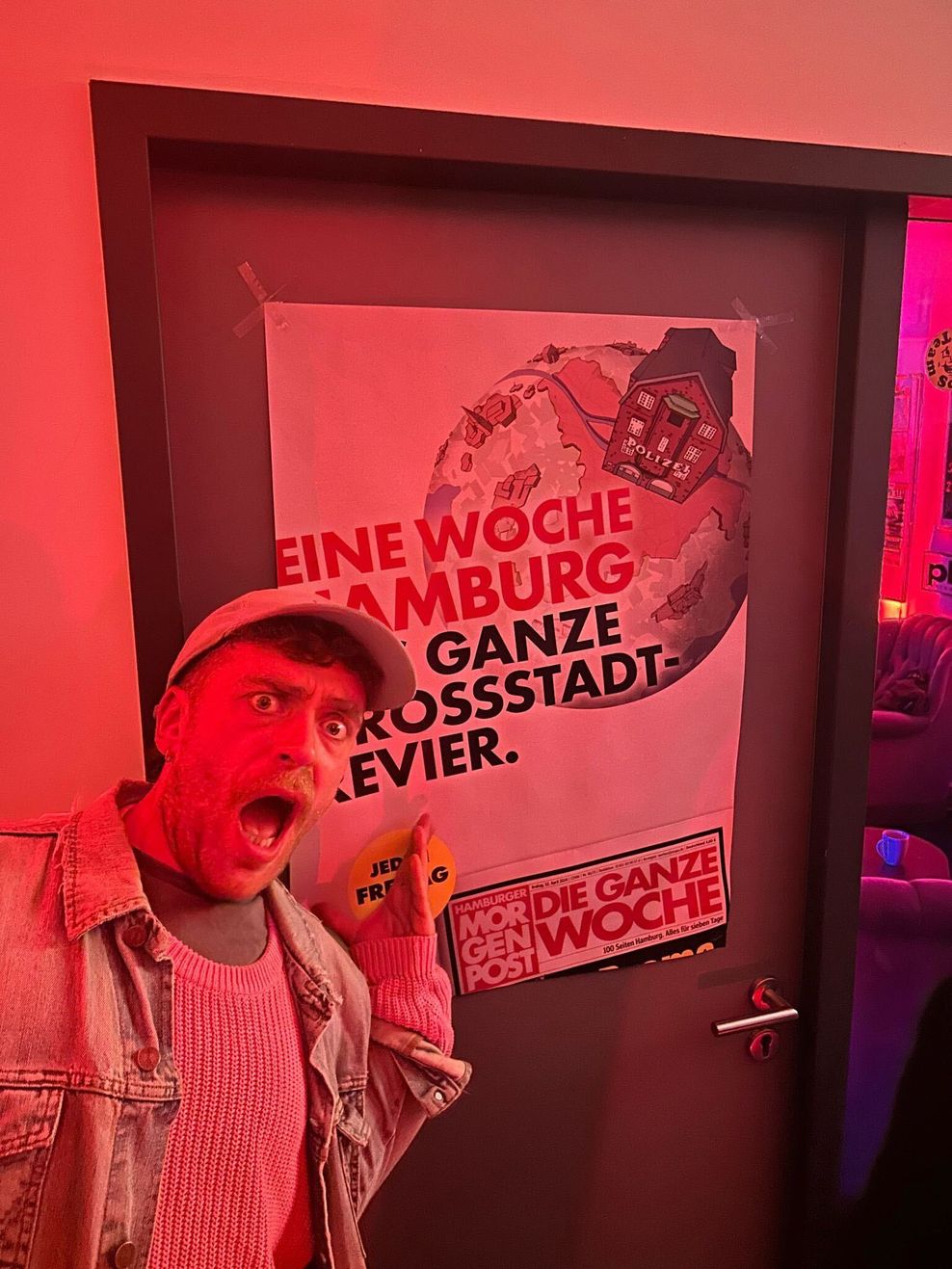 Passt wie Faust aufs Auge: „Großstadtrevier“-Schauspieler Enrique Fiss vor dem WochenMOPO-Plakat „Eine Woche Hamburg – das ganze Großstadtrevier“.