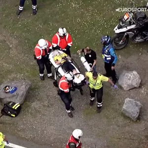 Tour-Favorit Jonas Vingegaard wird nach schwerem Sturz abtransportiert.