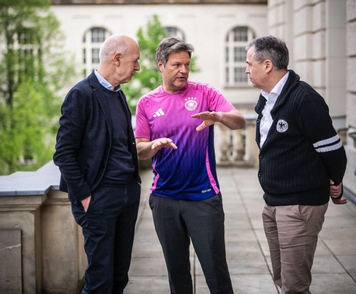 Robert Habeck im Austausch mit DFB-Präsident Bernd Neuendorf und DFB-Geschäftsführer Andreas Rettig.