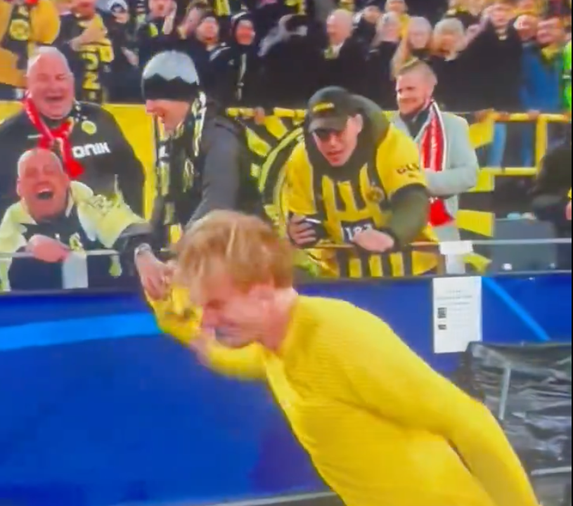 Julian Brandt reicht einem BVB-Fan sein Trikot