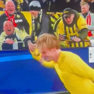 Julian Brandt reicht einem BVB-Fan sein Trikot