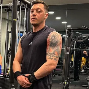 Mesut Özil mit seinem Personal Trainer Alper Aksac
