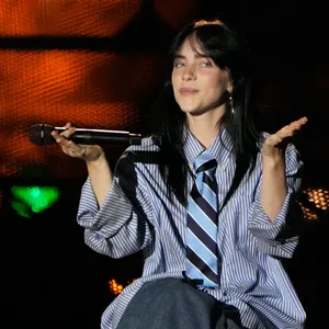 Billie Eilish mit Mikrofon