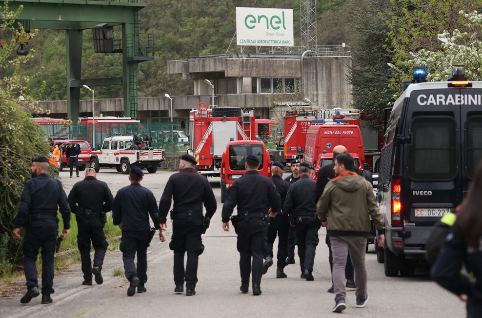 Rettungskräfte am Unglücksort. In einem Wasserkraftwerk nahe Bologna kam es zu einer Explosion.