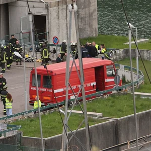 Bei einer Explosion in einem Wasserkraftwerk an einem Stausee im Norden Italiens sind am Dienstag mindestens vier Arbeiter ums Leben gekommen.