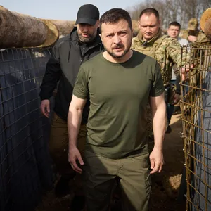 Der ukrainische Präsident Wolodymyr Selenskyj besucht Truppen nahe Charkiw.