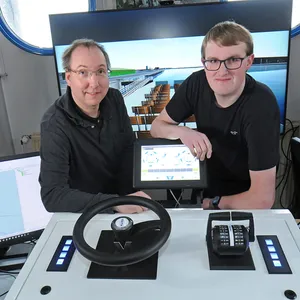 Jannik Seebauer (32, rechts) bekommt als Schiffsführer von Edzard Kellermann (47) eine Umschulung für die neuen Hybridfähren der Hadag.