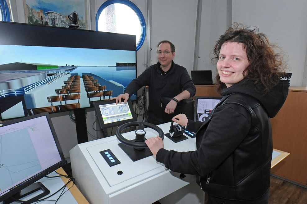 MOPO-Reporterin Annalena Barnickel probierte den Fähren-Simulator mit Hilfe von Edzard Kellermann ebenfalls einmal aus.