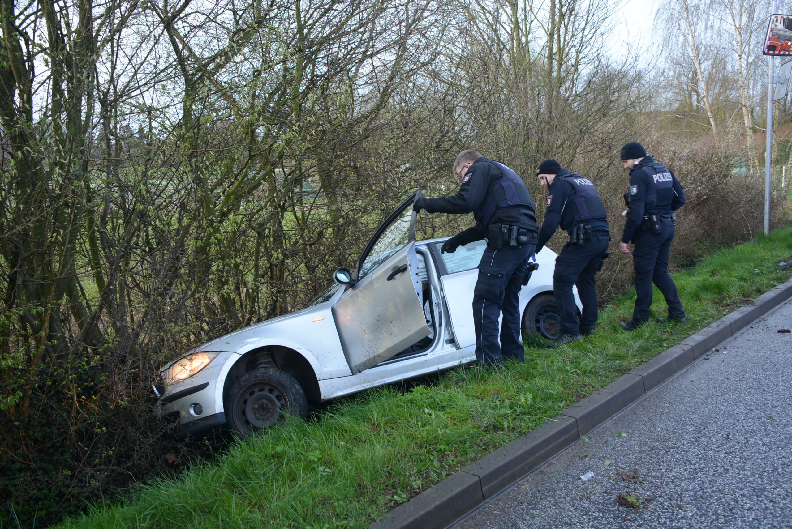 Verfolgungsjagd mit Polizei endet für BMW-Fahrer in Taklau in Straßengraben