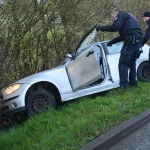 Verfolgungsjagd mit Polizei endet für BMW-Fahrer in Taklau in Straßengraben
