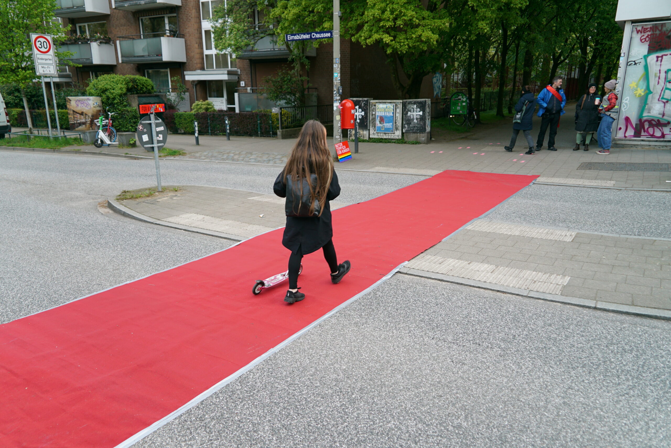 Mädchen läuft über den roten Teppich