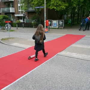 Mädchen läuft über den roten Teppich