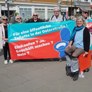 Mitglieder der Linken in Eimsbüttel bei Toiletten-Aktion