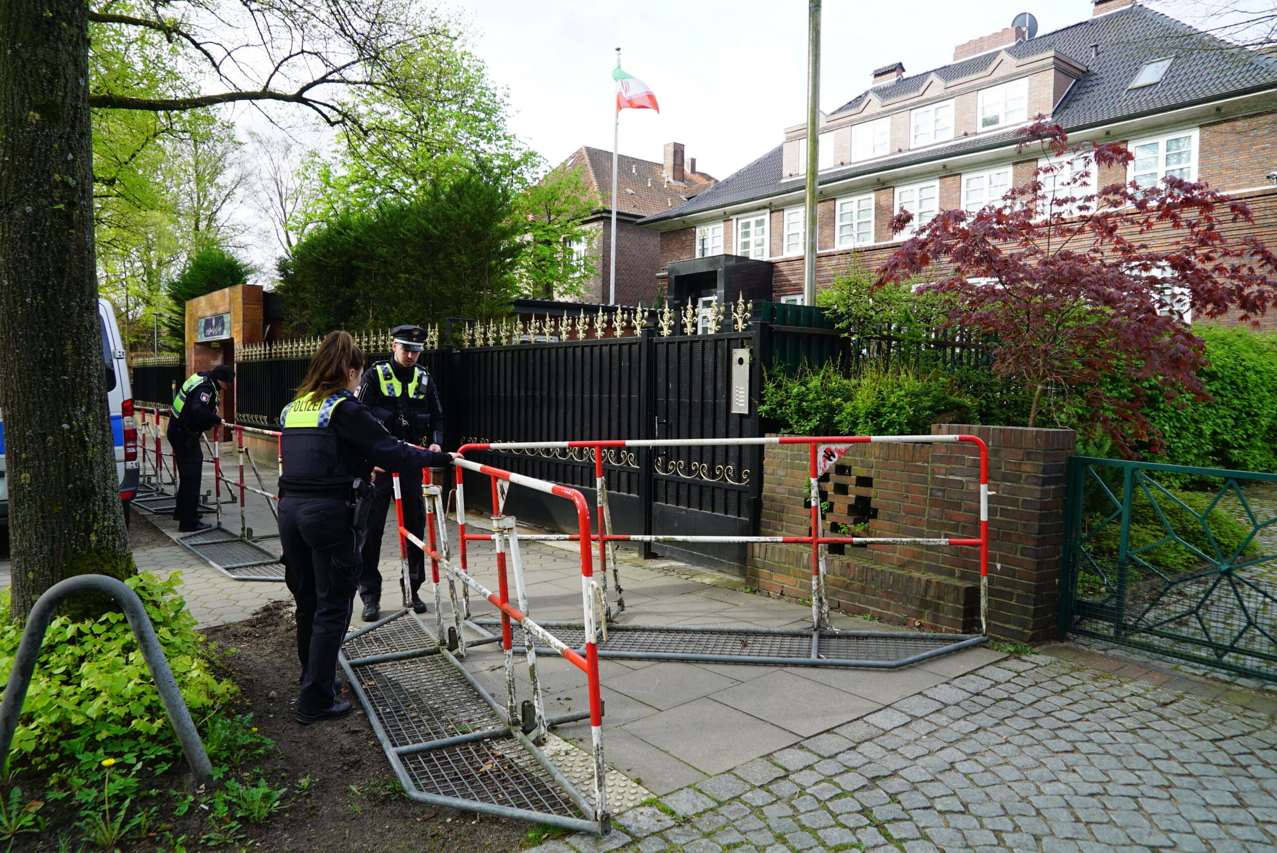 Polizisten sperren den Gehweg am iranischen Konsulat.