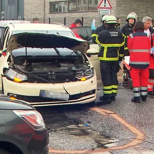 Insgesamt drei Autos wurden demoliert, als ein Wagen – wohl in Missachtung eines Stoppschilds – auf die Kreuzung in Hamm fuhr.