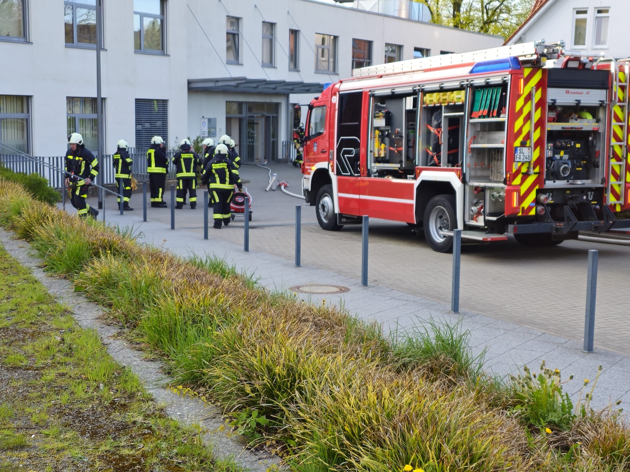 Feuerwehrleute sind auf dem Gelände der Helios-Klinik im Einsatz.