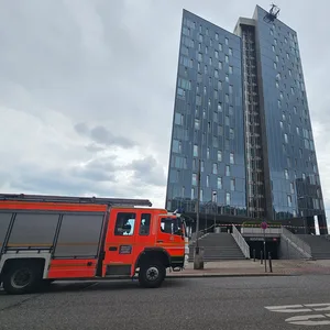 Hochhaus mit Feuerwehrautos