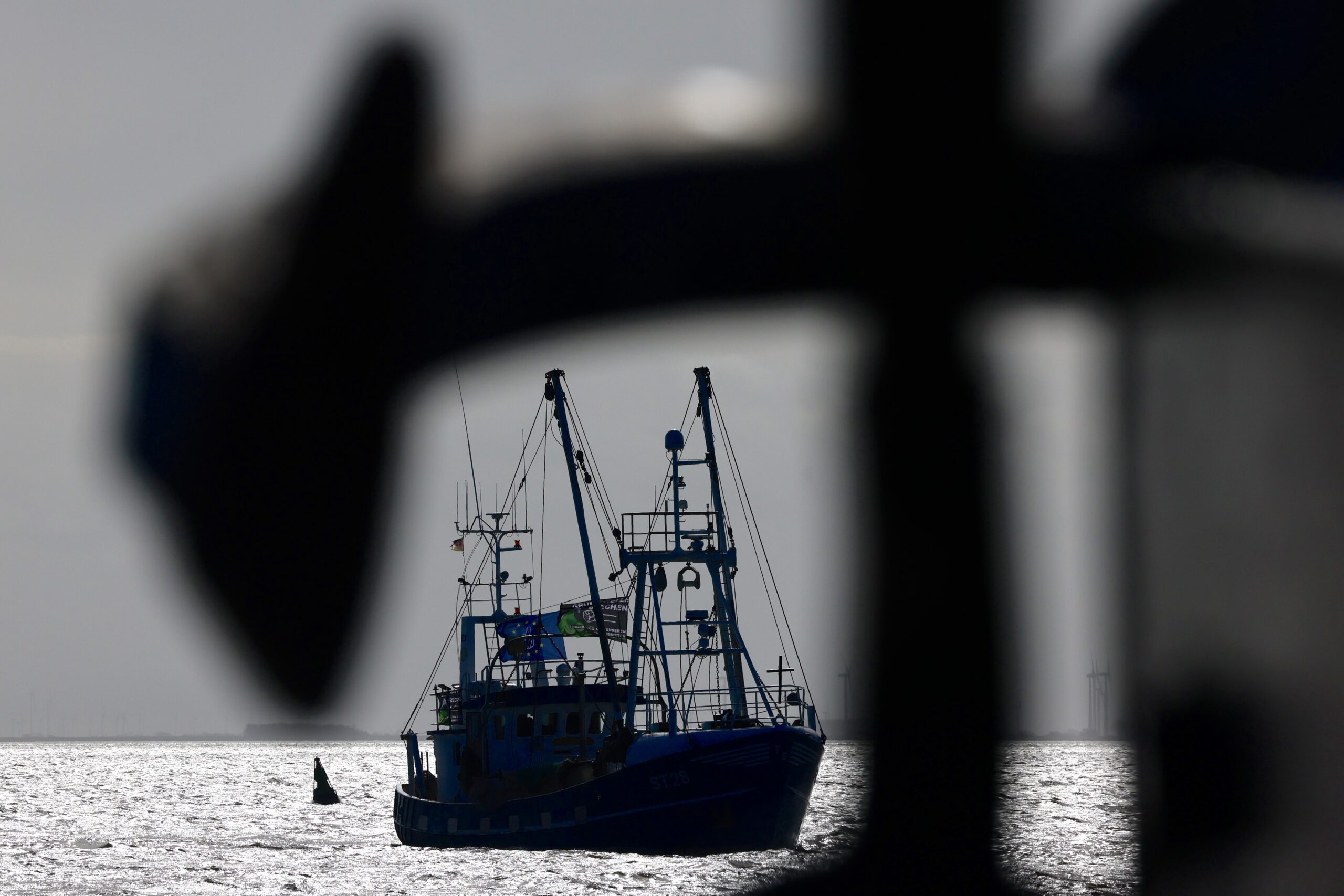 Büsum: Ein Fischerboot fährt auf der Nordsee.