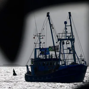 Büsum: Ein Fischerboot fährt auf der Nordsee.
