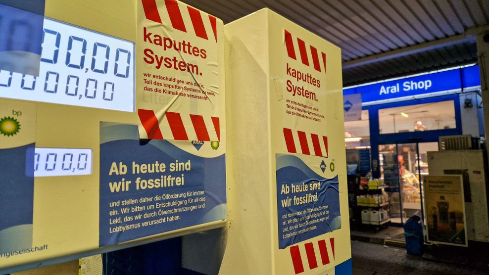 Aufkleber an Tankstelle