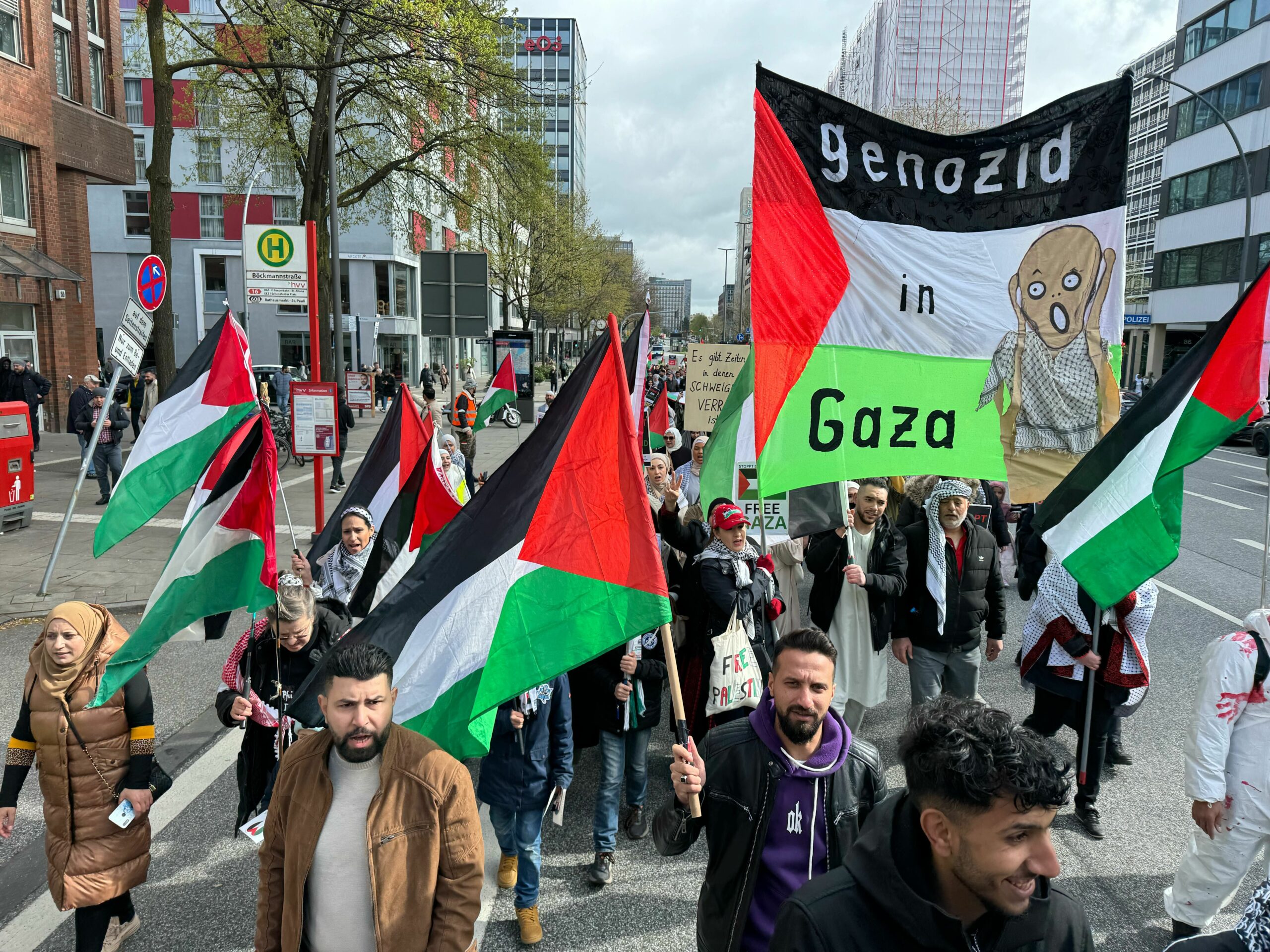 Auf der pro-palästinenischen Demo auf dem Steindamm bezichtigen Teilnehmer Israel des „Genozids“.
