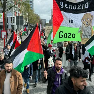 Auf der pro-palästinenischen Demo auf dem Steindamm bezichtigen Teilnehmer Israel des „Genozids“.