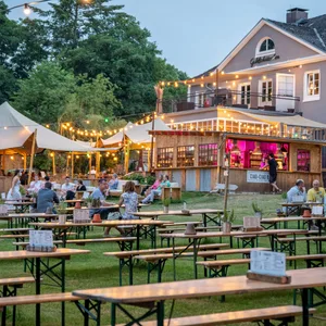 Nicht nur in Hamburg selbst, sondern auch jenseits der Stadtgrenze locken Biergärten: Hier der des Goldschätzchen in Prisdorf.