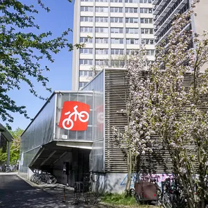 Hier, unter dem Vordach einer Fahrradstation, hat Marcel wohl viele Jahre übernachtet.