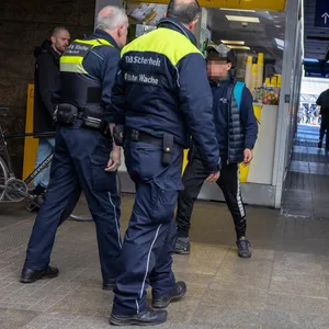 Ein Jugendlicher wird von zwei Männer der S-Bahn-Wache gestellt.
