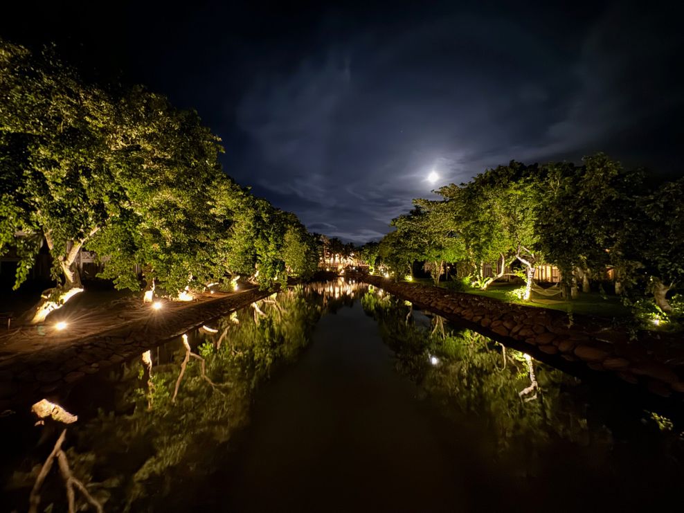 Stimmungsvoll illuminiert ist am Abend der „Rivière des Citronnière“, der durch das Resort fließt.