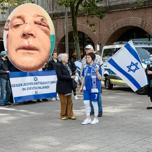 Bei so einer Demo gegen Antisemitismus war Sebastian F. angegriffen und schwer verletzt worden.