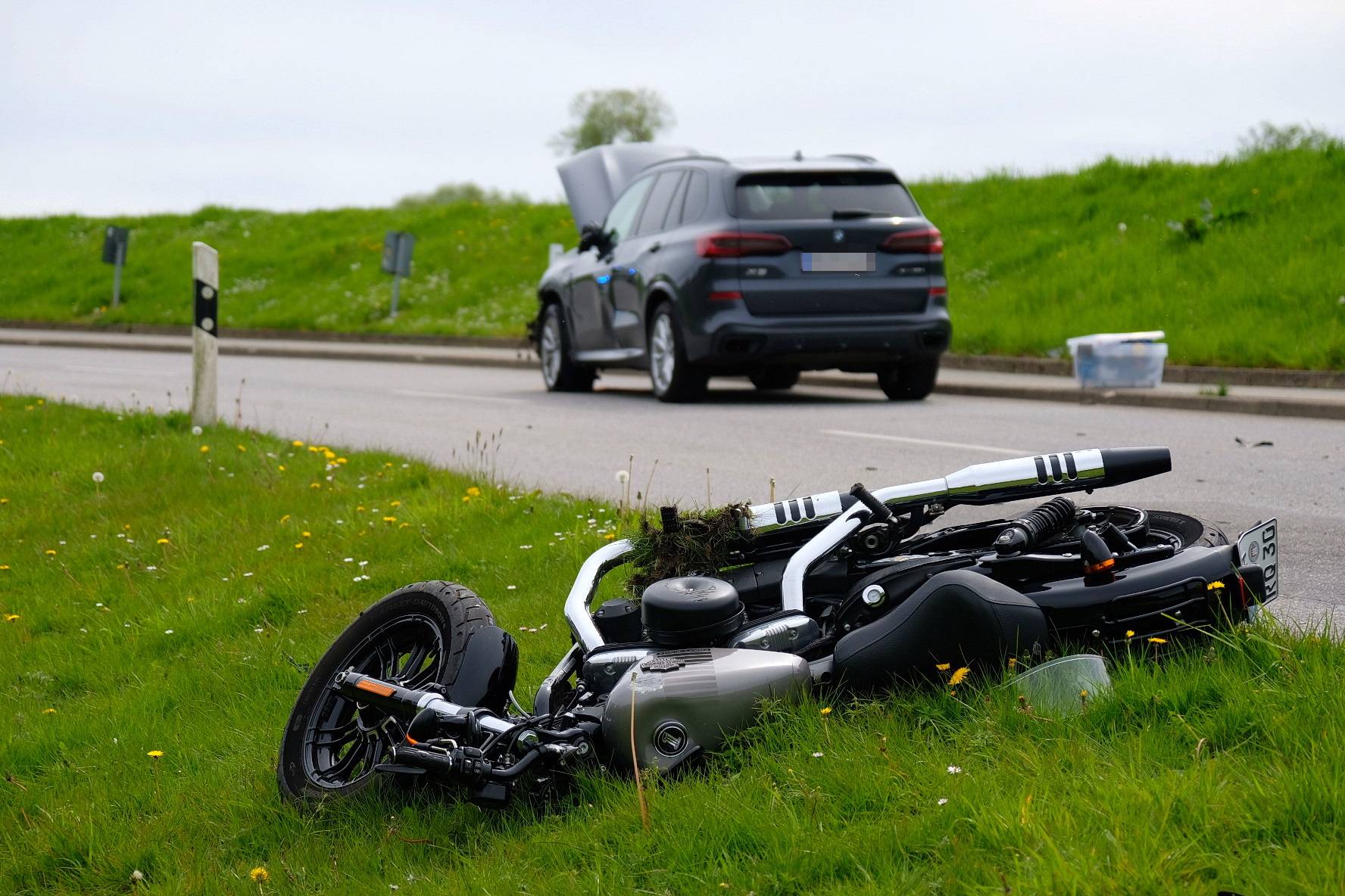 Der Motorradfahrer wurde bei dem Unfall schwer verletzt.